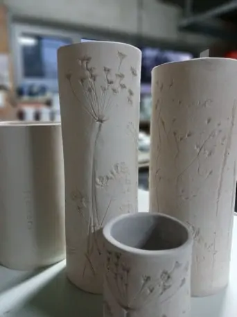 vaas met bloemenprint aan het drogen