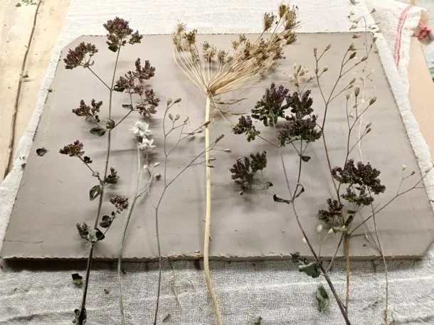 klei met droogbloemen klaar om te printen