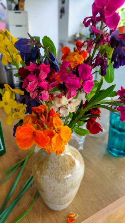 muurbloemen in vaasje