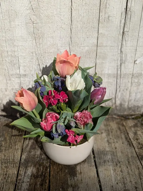 bloemstuk met tulpen