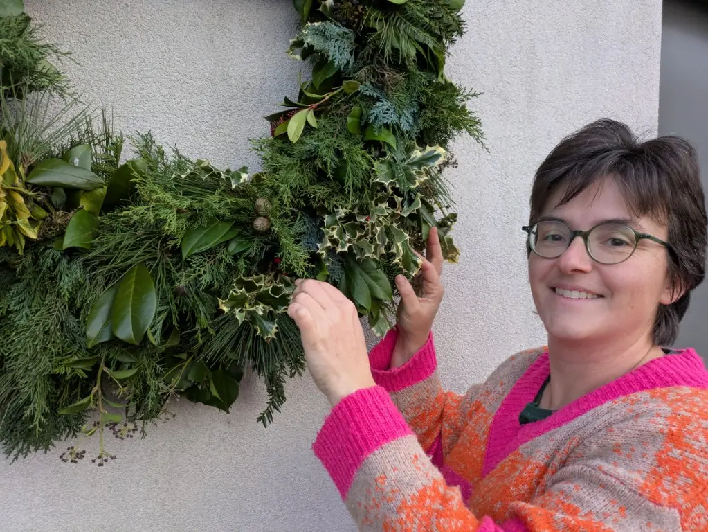 Kathleen-met-mega-kerstkrans-detail.webp