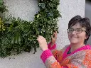 Kathleen-met-mega-kerstkrans-detail.webp