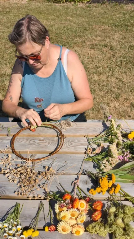 Els start een droogbloemenkrans.webp