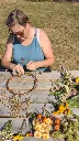 Els start een droogbloemenkrans.webp